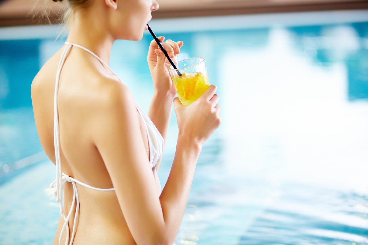 woman-drinking-iced-tea-at-the-pool